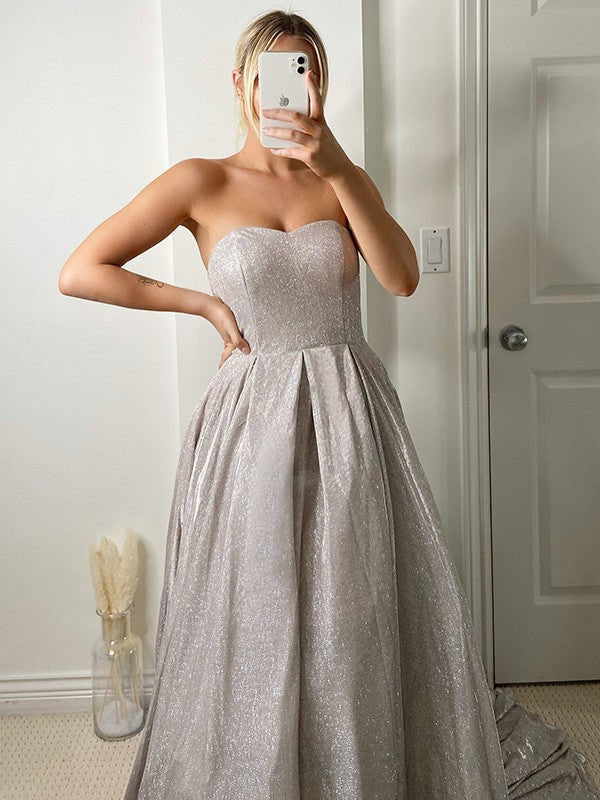 Robe de bal à volants sans manches avec paillettes et décolleté en cœur