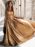 Robe de bal à volants sans manches avec paillettes et décolleté en cœur
