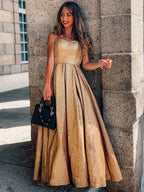 Robe de bal à volants sans manches avec paillettes et décolleté en cœur