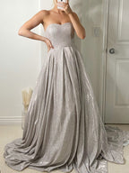 Robe de bal à volants sans manches avec paillettes et décolleté en cœur