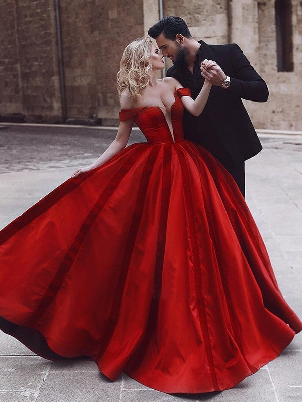 Robe de bal sans manches à épaules dénudées avec volants en satin pour bal de fin d'année