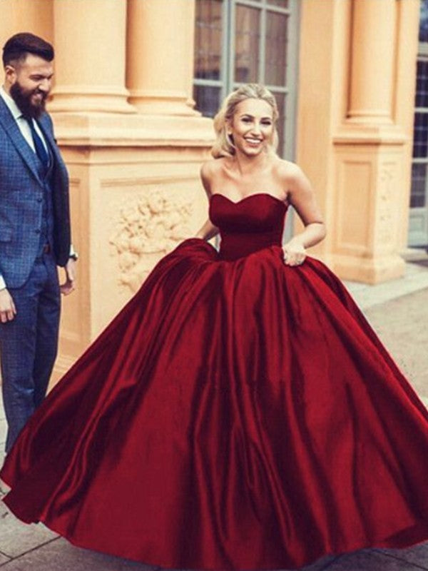 Robe de bal sans manches à décolleté en cœur avec volants en satin pour soirée