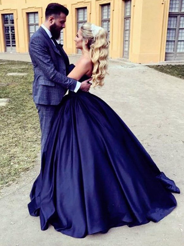 Robe de bal sans manches à décolleté en cœur avec volants en satin pour soirée