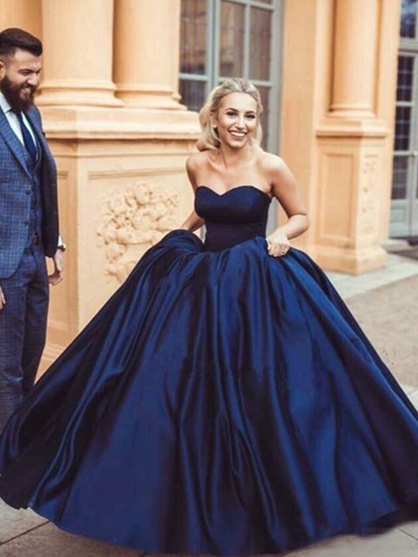 Robe de bal sans manches à décolleté en cœur avec volants en satin pour soirée