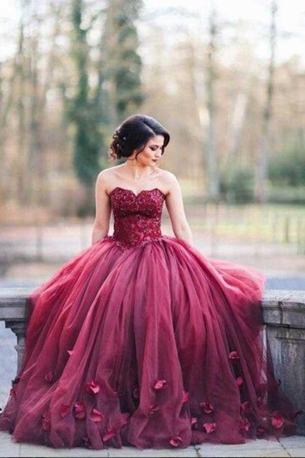 Robe de bal bordeaux en tulle avec décolleté en cœur et fleurs faites à la main pour mariage