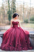 Robe de bal bordeaux en tulle avec décolleté en cœur et fleurs faites à la main pour mariage