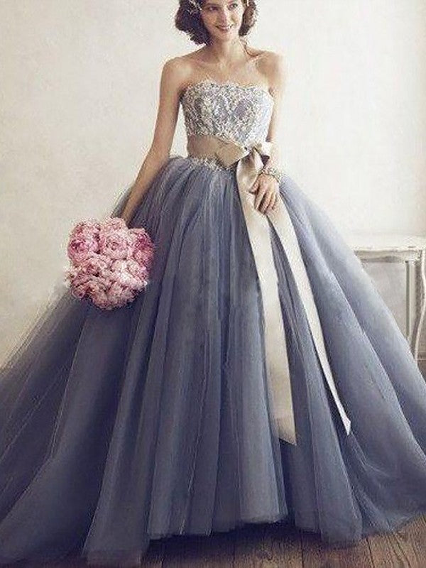 Robe de bal bustier sans manches en tulle avec appliqué