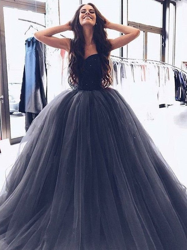 Robe de bal bustier sans manches ornée de perles en tulle