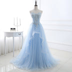 Abito da ballo con scollo a cuore in tulle azzurro cielo con paillettes
