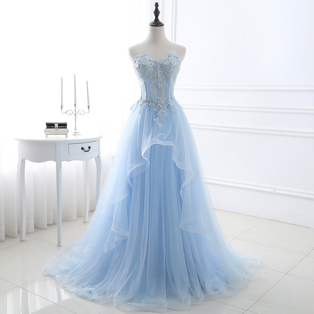 Abito da ballo con scollo a cuore in tulle azzurro cielo con paillettes