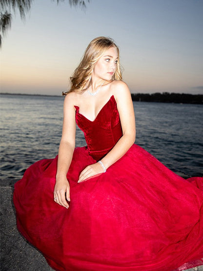 Vestidos de fiesta con escote corazón de tul, sin mangas y cola de corte