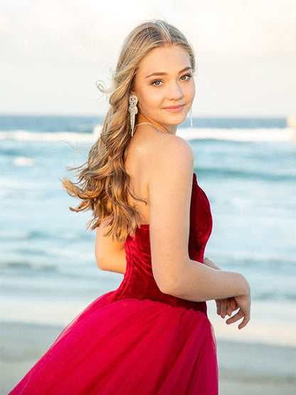 Vestidos de fiesta con escote corazón de tul, sin mangas y cola de corte