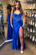 Barbie | Robe de bal longue en satin bleu royal pailleté, corset avec fines bretelles spaghetti et perles