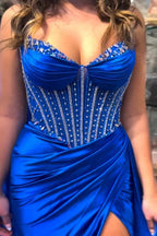 Barbie | Robe de bal longue en satin bleu royal pailleté, corset avec fines bretelles spaghetti et perles