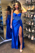 Barbie | Robe de bal longue en satin bleu royal pailleté, corset avec fines bretelles spaghetti et perles
