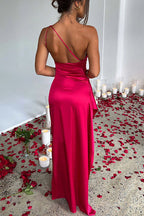 Vestido largo de satén con un solo hombro y abertura que se adapta a tus curvas 