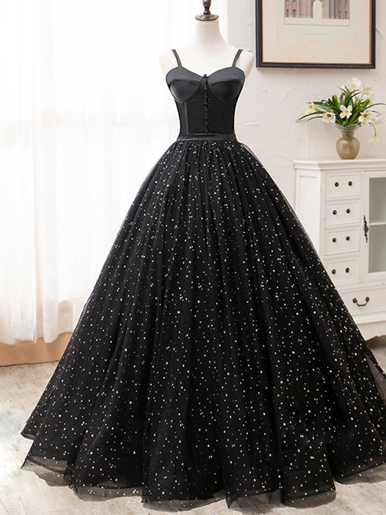 Langes schwarzes Ballkleid mit V-Ausschnitt und Glitzer
