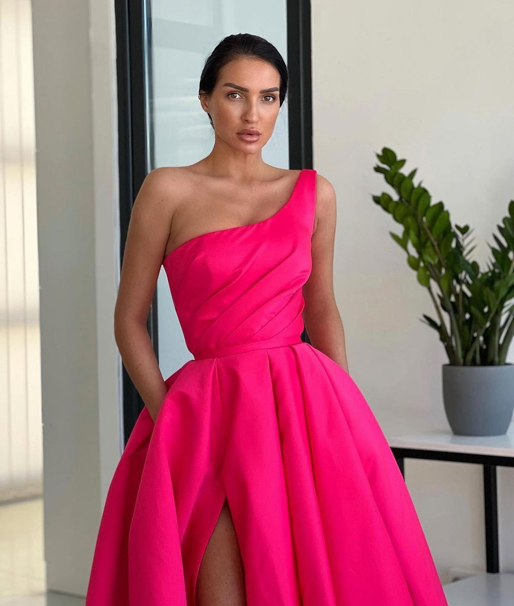 Incantevole abito lungo da cerimonia fucsia con paillettes, linea a trapezio e spalla scoperta, con spacco