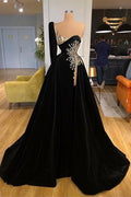 Robe de bal noire en ligne A avec perles et une manche
