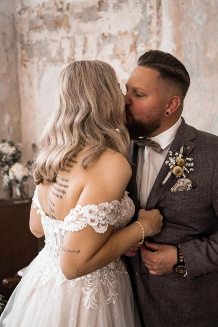 Bellissimi abiti da sposa bohemien a linea ad A con scollo a barca e pizzo