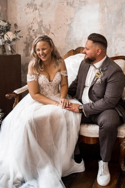 Bellissimi abiti da sposa bohemien a linea ad A con scollo a barca e pizzo