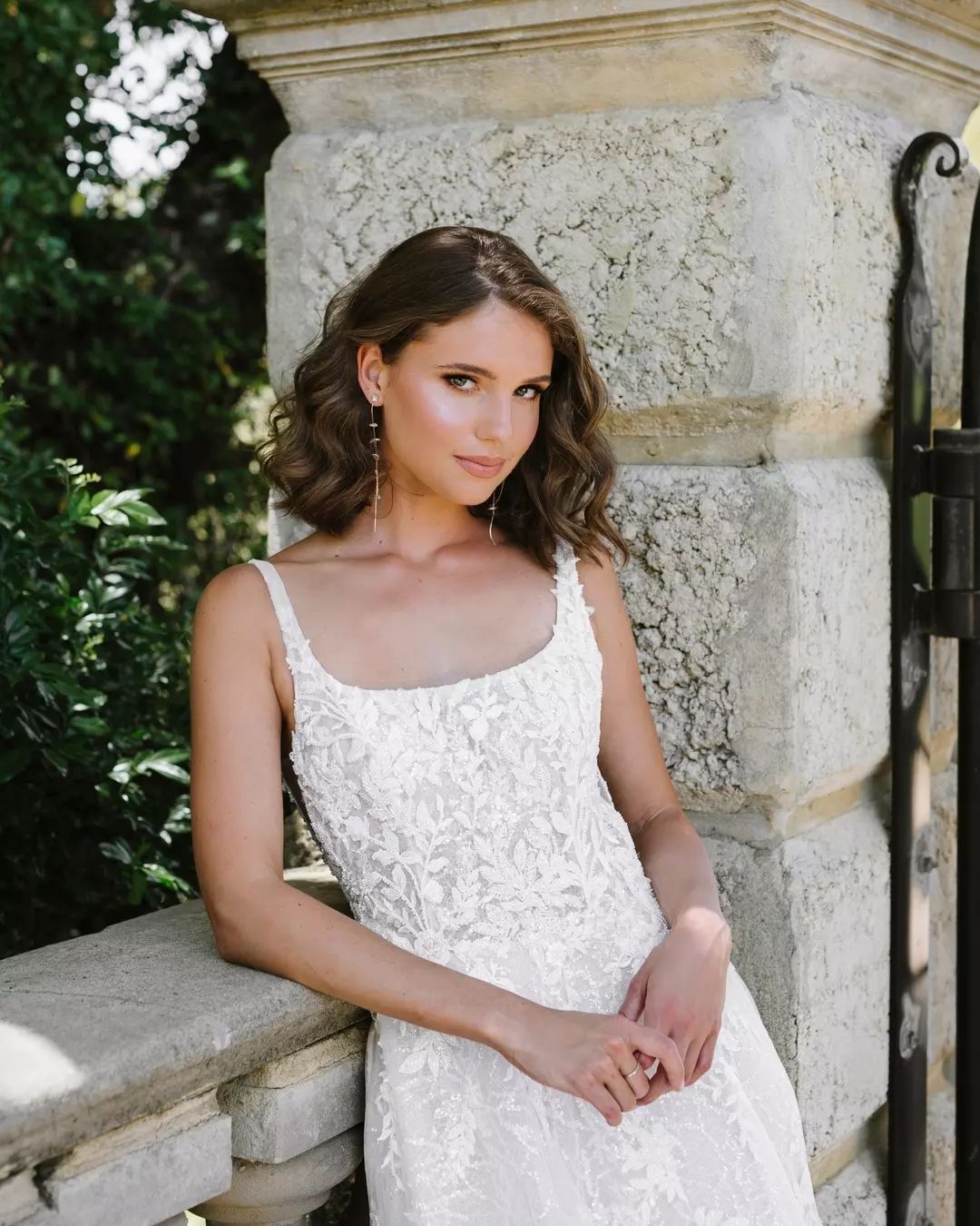 Bellissimo abito da sposa bianco lungo a linea ad A con scollo rotondo, senza maniche e pizzo con applicazioni