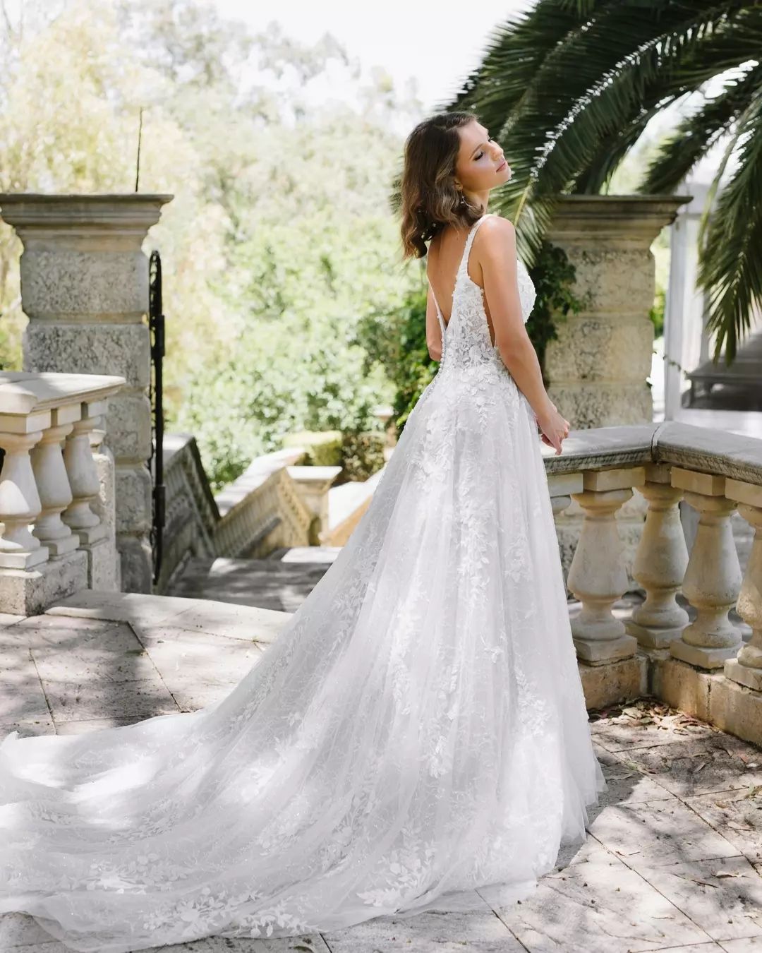 Bellissimo abito da sposa bianco lungo a linea ad A con scollo rotondo, senza maniche e pizzo con applicazioni