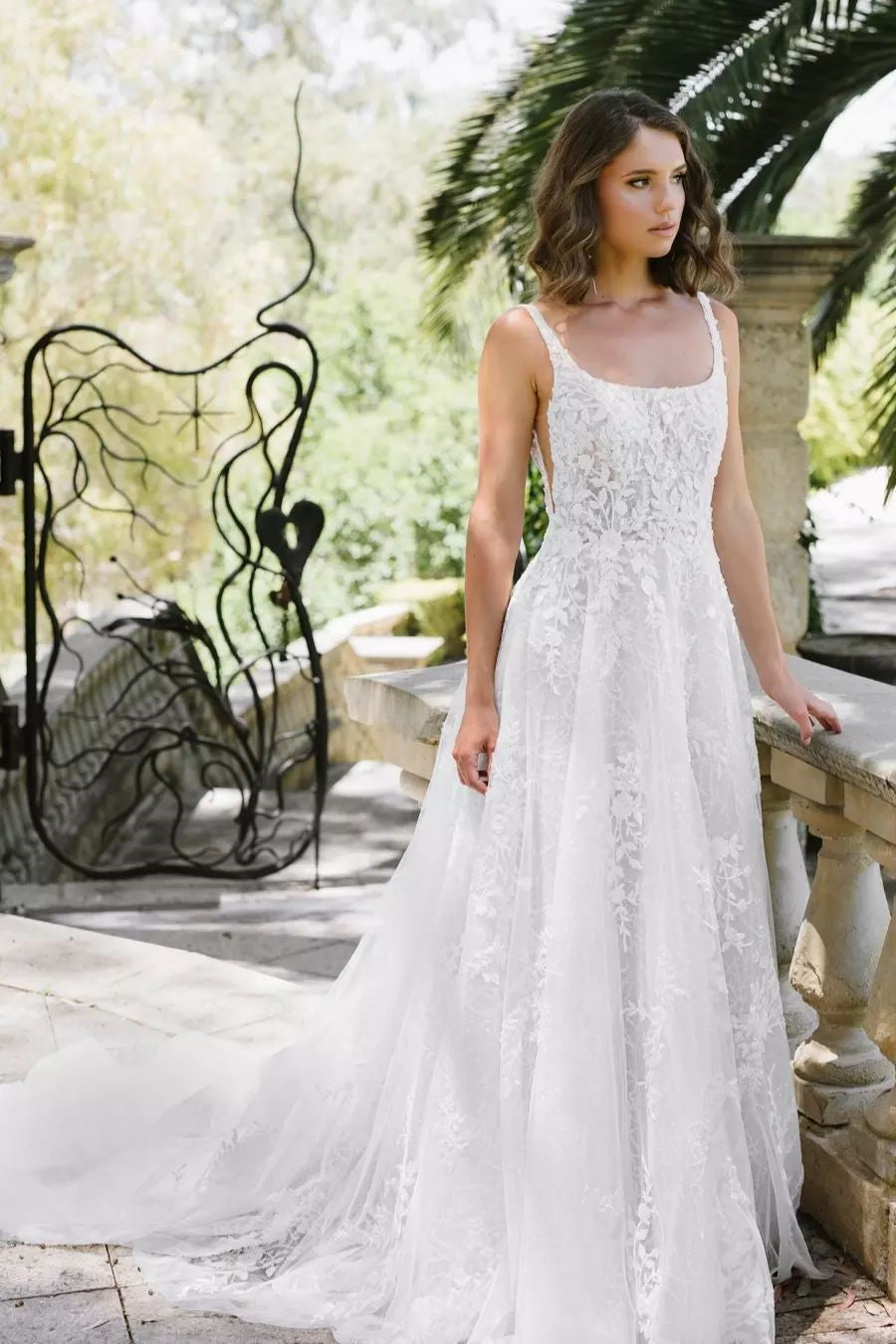 Bellissimo abito da sposa bianco lungo a linea ad A con scollo rotondo, senza maniche e pizzo con applicazioni