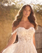 فستان زفاف أبيض طويل بأكمام قصيرة بدون أكمام، على شكل حرف A، مزين بالدانتيل والتطريز، مع فتحة جانبية