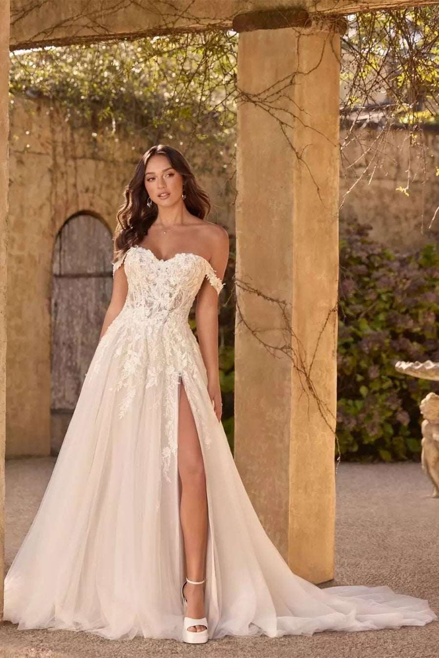 Bellissimo abito da sposa bianco lungo a linea ad A con scollo a cuore, senza maniche, pizzo e applicazioni, con spacco