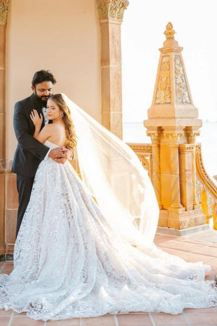 Wunderschönes langes weißes ärmelloses A-Linien-Brautkleid mit Spitze