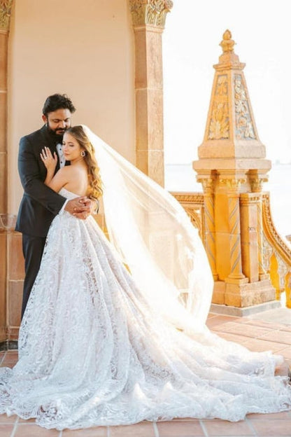 Wunderschönes langes weißes ärmelloses A-Linien-Brautkleid mit Spitze