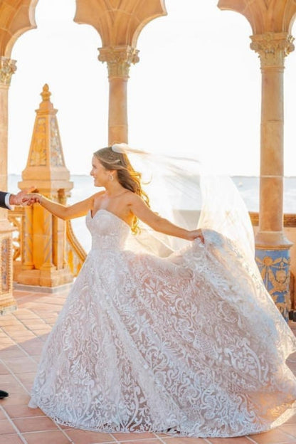 Wunderschönes langes weißes ärmelloses A-Linien-Brautkleid mit Spitze