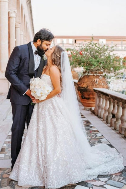 Wunderschönes langes weißes ärmelloses A-Linien-Brautkleid mit Spitze