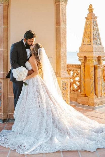 Wunderschönes langes weißes ärmelloses A-Linien-Brautkleid mit Spitze