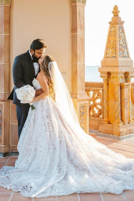 Wunderschönes langes weißes ärmelloses A-Linien-Brautkleid mit Spitze