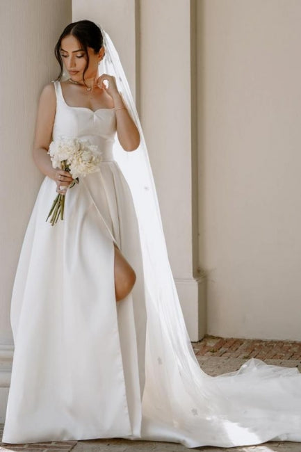 Wunderschönes A-Linien-Brautkleid aus Satin mit schulterfreiem, ärmellosem Schnitt und Schlitz vorne