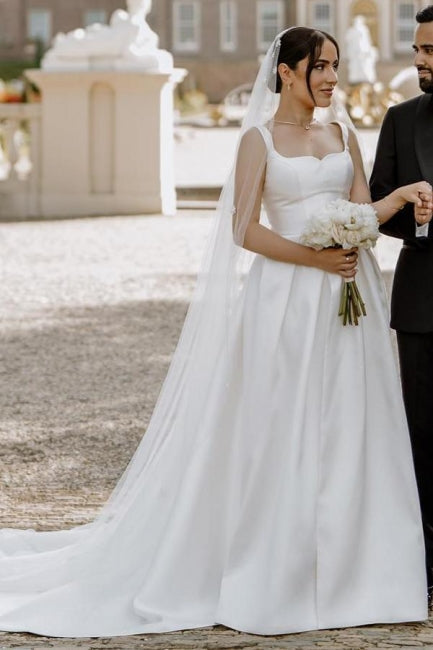 Bellissimi abiti da sposa bianchi in raso a linea ad A, senza maniche, con scollo a spalle scoperte e spacco frontale