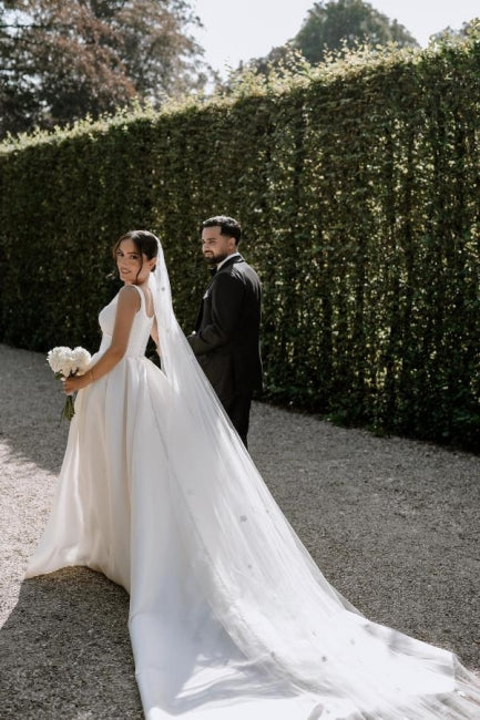 Bellissimi abiti da sposa bianchi in raso a linea ad A, senza maniche, con scollo a spalle scoperte e spacco frontale