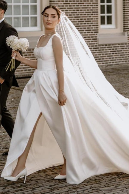 Bellissimi abiti da sposa bianchi in raso a linea ad A, senza maniche, con scollo a spalle scoperte e spacco frontale