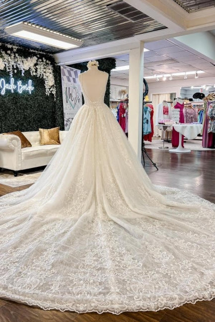 Hermosos vestidos de novia de corte A con tirantes finos y apliques de encaje