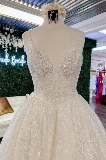 Hermosos vestidos de novia de corte A con tirantes finos y apliques de encaje