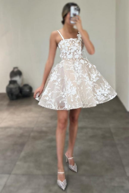 Belle robe de mariée courte en tulle et dentelle, coupe A-line, bretelles spaghetti, sans manches, ivoire, avec appliques