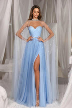 Bellissimi abiti da sera blu a linea ad A in tulle con scollo a cuore, senza maniche, con balze e spacco