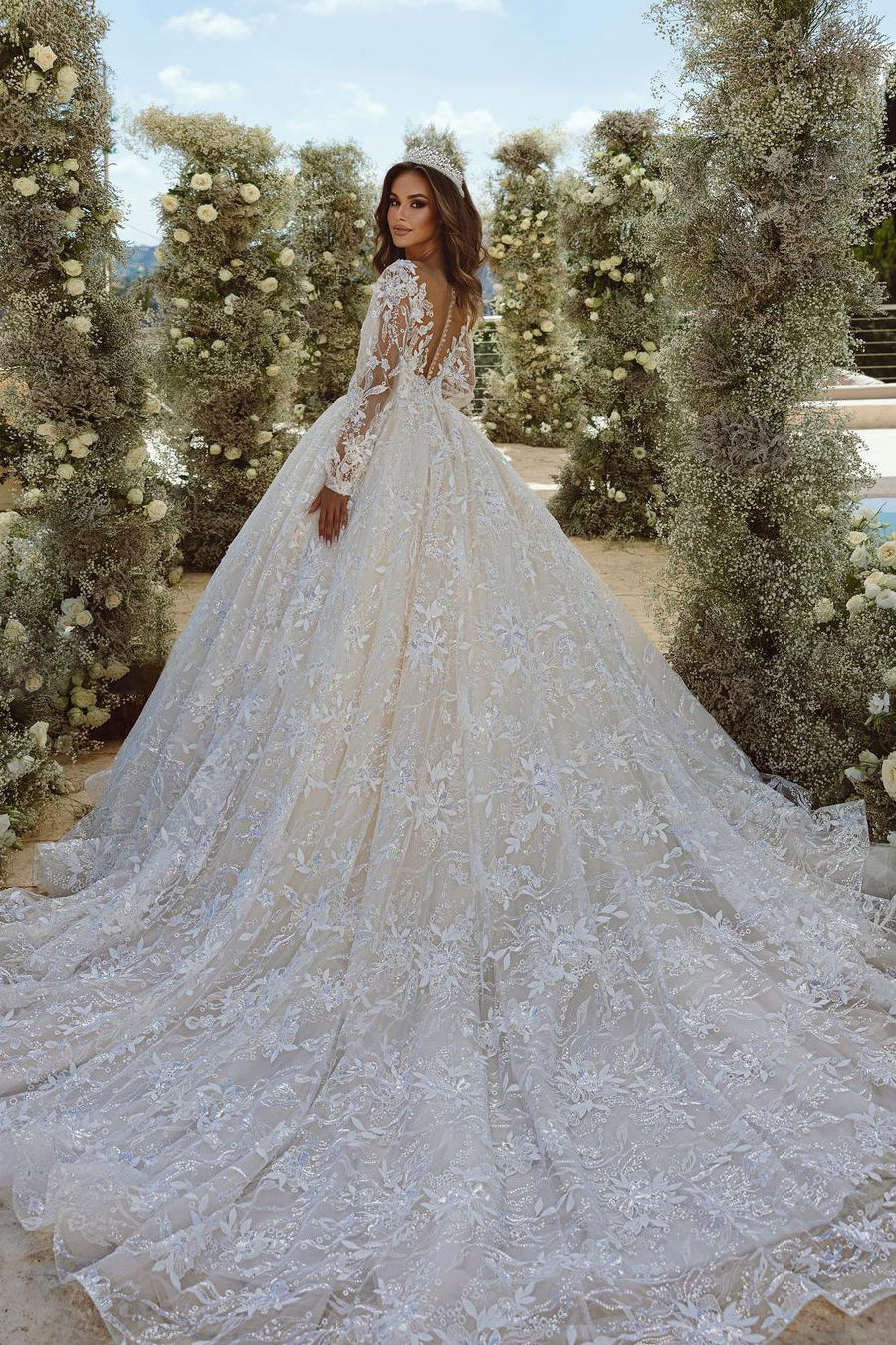 Bellissimo abito da sposa a linea ad A con scollo a V, applicazioni di pizzo e tulle, maniche lunghe