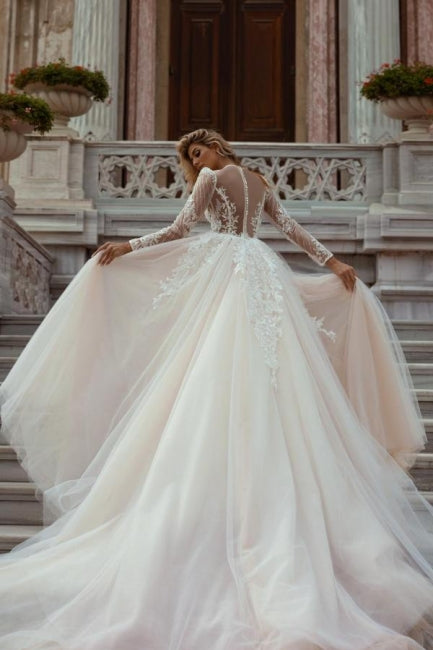 Bellissimi abiti da sposa a linea ad A con scollo a V, maniche lunghe in pizzo e coda staccabile a sirena