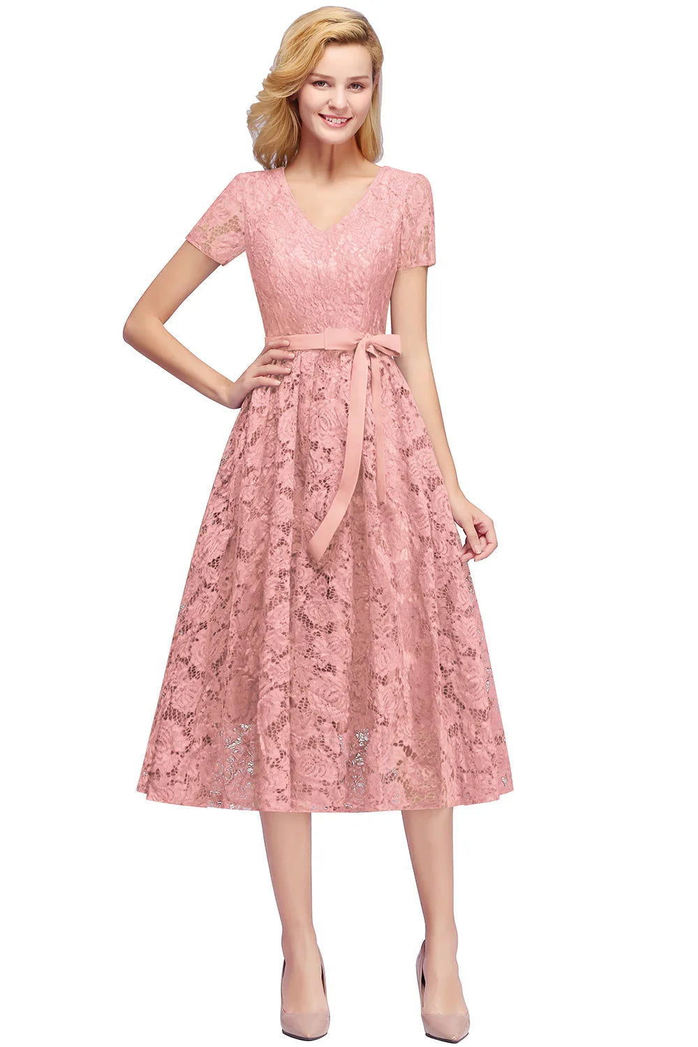 Bellissimi abiti corti da damigella d'onore a linea ad A con scollo a V e maniche corte in pizzo