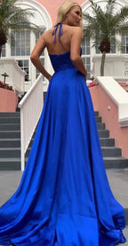 Vestido longo de baile em cetim elástico, decote em V, corte evasê, costas descobertas e fenda