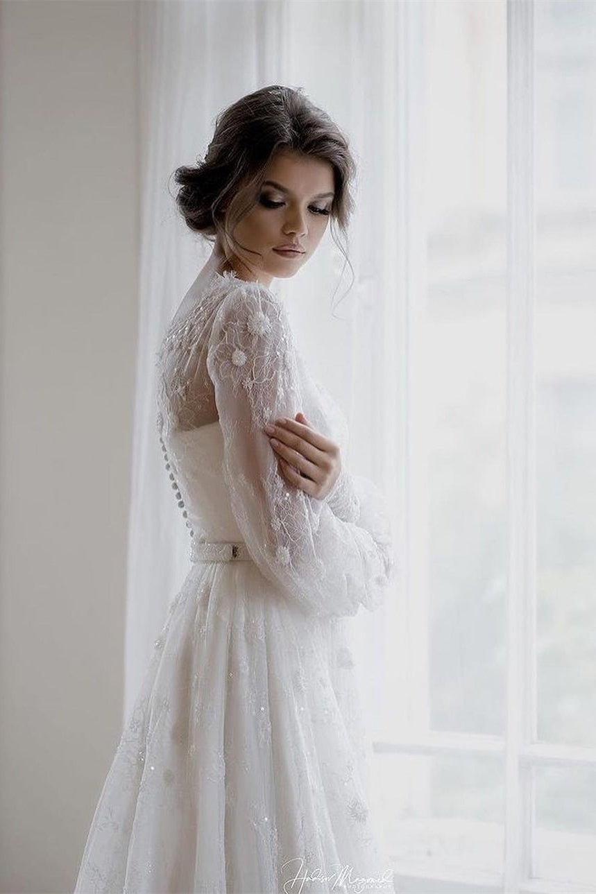 Bellissimo abito da sposa bianco a linea ad A con maniche lunghe e applicazioni in pizzo