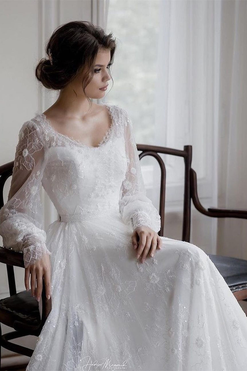 Bellissimo abito da sposa bianco a linea ad A con maniche lunghe e applicazioni in pizzo
